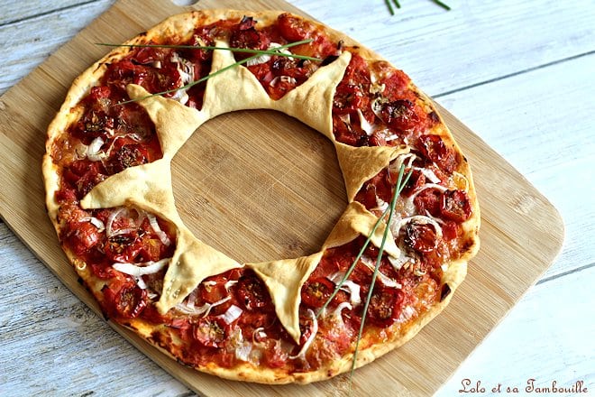 tarte ou pizza sur un joli plat